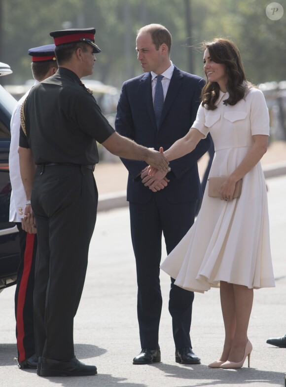 Le prince William, duc de Cambridge, et Kate Catherine Middleton, duchesse de Cambridge, déposent une couronne de fleurs devant le monument aux mort "Porte de l'Inde" à New Delhi, pour rendre hommage aux soldats des régiments indiens qui ont servis lors de la Première Guerre Mondiale, à l'occasion de leur voyage en Inde. Le 11 avril 2016  11 April 2016. They began their Delhi programme with a wreath-laying at India Gate. This memorial is situated in the heart of New Delhi. The 42m high red sandstone structure is the country's main war memorial, covering the two world wars, the Third Anglo-Afghan War.11/04/2016 - New Delhi