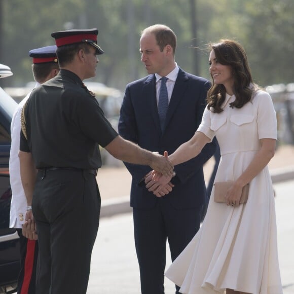 Le prince William, duc de Cambridge, et Kate Catherine Middleton, duchesse de Cambridge, déposent une couronne de fleurs devant le monument aux mort "Porte de l'Inde" à New Delhi, pour rendre hommage aux soldats des régiments indiens qui ont servis lors de la Première Guerre Mondiale, à l'occasion de leur voyage en Inde. Le 11 avril 2016  11 April 2016. They began their Delhi programme with a wreath-laying at India Gate. This memorial is situated in the heart of New Delhi. The 42m high red sandstone structure is the country's main war memorial, covering the two world wars, the Third Anglo-Afghan War.11/04/2016 - New Delhi