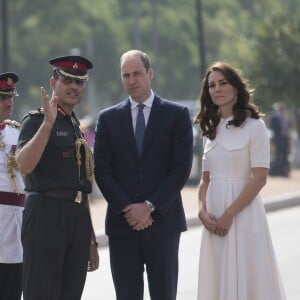 Le prince William, duc de Cambridge, et Kate Catherine Middleton, duchesse de Cambridge, déposent une couronne de fleurs devant le monument aux mort "Porte de l'Inde" à New Delhi, pour rendre hommage aux soldats des régiments indiens qui ont servis lors de la Première Guerre Mondiale, à l'occasion de leur voyage en Inde. Le 11 avril 2016  11 April 2016. They began their Delhi programme with a wreath-laying at India Gate. This memorial is situated in the heart of New Delhi. The 42m high red sandstone structure is the country's main war memorial, covering the two world wars, the Third Anglo-Afghan War.11/04/2016 - New Delhi