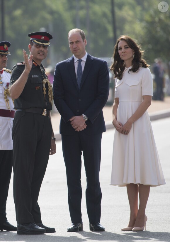 Le prince William, duc de Cambridge, et Kate Catherine Middleton, duchesse de Cambridge, déposent une couronne de fleurs devant le monument aux mort "Porte de l'Inde" à New Delhi, pour rendre hommage aux soldats des régiments indiens qui ont servis lors de la Première Guerre Mondiale, à l'occasion de leur voyage en Inde. Le 11 avril 2016  11 April 2016. They began their Delhi programme with a wreath-laying at India Gate. This memorial is situated in the heart of New Delhi. The 42m high red sandstone structure is the country's main war memorial, covering the two world wars, the Third Anglo-Afghan War.11/04/2016 - New Delhi