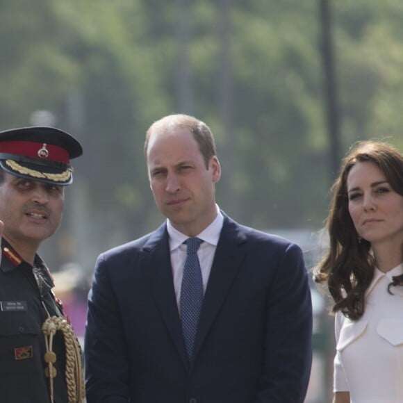 Le prince William, duc de Cambridge, et Kate Catherine Middleton, duchesse de Cambridge, déposent une couronne de fleurs devant le monument aux mort "Porte de l'Inde" à New Delhi, pour rendre hommage aux soldats des régiments indiens qui ont servis lors de la Première Guerre Mondiale, à l'occasion de leur voyage en Inde. Le 11 avril 2016  11 April 2016. They began their Delhi programme with a wreath-laying at India Gate. This memorial is situated in the heart of New Delhi. The 42m high red sandstone structure is the country's main war memorial, covering the two world wars, the Third Anglo-Afghan War.11/04/2016 - New Delhi