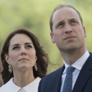 Le prince William, duc de Cambridge, et Kate Catherine Middleton, duchesse de Cambridge, déposent une couronne de fleurs devant le monument aux mort "Porte de l'Inde" à New Delhi, pour rendre hommage aux soldats des régiments indiens qui ont servis lors de la Première Guerre Mondiale, à l'occasion de leur voyage en Inde. Le 11 avril 2016  11 April 2016. They began their Delhi programme with a wreath-laying at India Gate. This memorial is situated in the heart of New Delhi. The 42m high red sandstone structure is the country's main war memorial, covering the two world wars, the Third Anglo-Afghan War.11/04/2016 - New Delhi