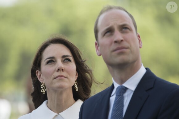 Le prince William, duc de Cambridge, et Kate Catherine Middleton, duchesse de Cambridge, déposent une couronne de fleurs devant le monument aux mort "Porte de l'Inde" à New Delhi, pour rendre hommage aux soldats des régiments indiens qui ont servis lors de la Première Guerre Mondiale, à l'occasion de leur voyage en Inde. Le 11 avril 2016  11 April 2016. They began their Delhi programme with a wreath-laying at India Gate. This memorial is situated in the heart of New Delhi. The 42m high red sandstone structure is the country's main war memorial, covering the two world wars, the Third Anglo-Afghan War.11/04/2016 - New Delhi