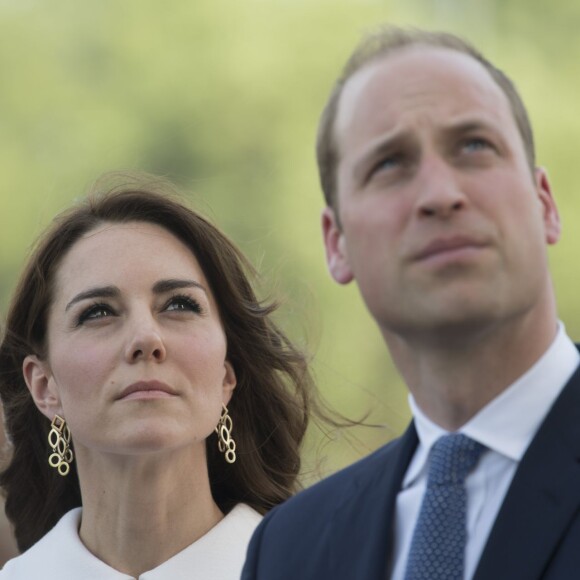 Le prince William, duc de Cambridge, et Kate Catherine Middleton, duchesse de Cambridge, déposent une couronne de fleurs devant le monument aux mort "Porte de l'Inde" à New Delhi, pour rendre hommage aux soldats des régiments indiens qui ont servis lors de la Première Guerre Mondiale, à l'occasion de leur voyage en Inde. Le 11 avril 2016  11 April 2016. They began their Delhi programme with a wreath-laying at India Gate. This memorial is situated in the heart of New Delhi. The 42m high red sandstone structure is the country's main war memorial, covering the two world wars, the Third Anglo-Afghan War.11/04/2016 - New Delhi