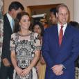  Kate Middleton, dans un ensemble Alice Temperley, avec le prince William à la résidence du haut commissaire britannique en Inde le 11 avril 2016 pour une réception en leur honneur et celui de la reine Elizabeth II, au deuxième jour de leur tournée royale en Inde. 
