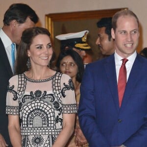 Kate Middleton, dans un ensemble Alice Temperley, avec le prince William à la résidence du haut commissaire britannique en Inde le 11 avril 2016 pour une réception en leur honneur et celui de la reine Elizabeth II, au deuxième jour de leur tournée royale en Inde.