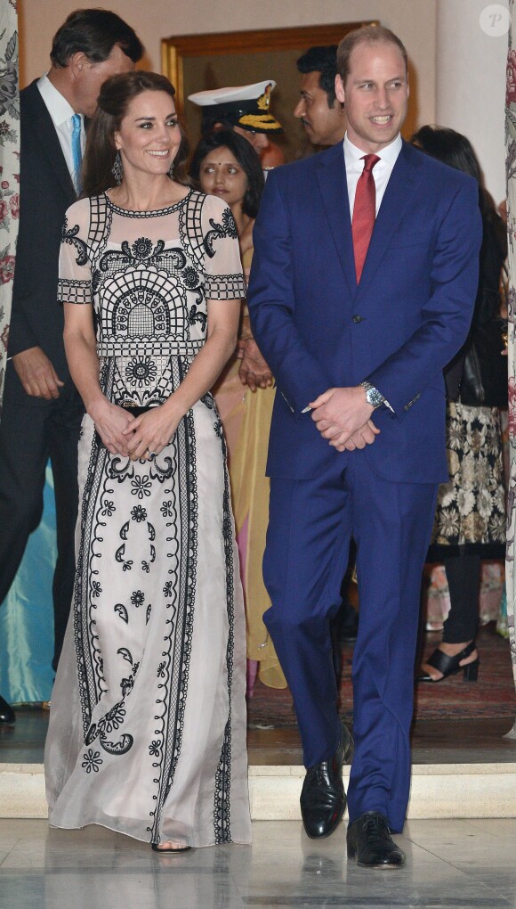 Kate Middleton, dans un ensemble Alice Temperley, avec le prince William à la résidence du haut commissaire britannique en Inde le 11 avril 2016 pour une réception en leur honneur et celui de la reine Elizabeth II, au deuxième jour de leur tournée royale en Inde.