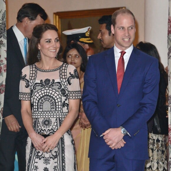 Kate Middleton, dans un ensemble Alice Temperley, avec le prince William à la résidence du haut commissaire britannique en Inde le 11 avril 2016 pour une réception en leur honneur et celui de la reine Elizabeth II, au deuxième jour de leur tournée royale en Inde.