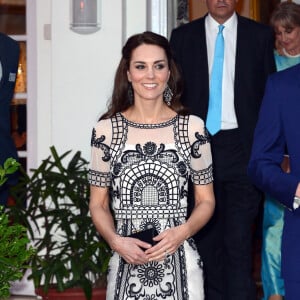 Kate Middleton, dans un ensemble Alice Temperley, avec le prince William à la résidence du haut commissaire britannique en Inde le 11 avril 2016 pour une réception en leur honneur et celui de la reine Elizabeth II, au deuxième jour de leur tournée royale en Inde.