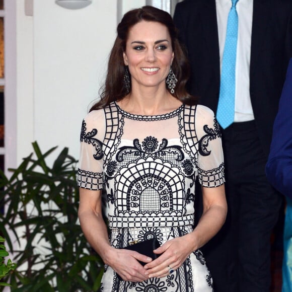 Kate Middleton, dans un ensemble Alice Temperley, avec le prince William à la résidence du haut commissaire britannique en Inde le 11 avril 2016 pour une réception en leur honneur et celui de la reine Elizabeth II, au deuxième jour de leur tournée royale en Inde.