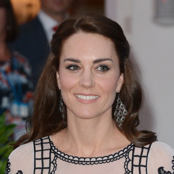 Kate Middleton, dans un ensemble Alice Temperley, avec le prince William à la résidence du haut commissaire britannique en Inde le 11 avril 2016 pour une réception en leur honneur et celui de la reine Elizabeth II, au deuxième jour de leur tournée royale en Inde.