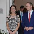  Kate Middleton, dans un ensemble Alice Temperley, avec le prince William à la résidence du haut commissaire britannique en Inde le 11 avril 2016 pour une réception en leur honneur et celui de la reine Elizabeth II, au deuxième jour de leur tournée royale en Inde. 