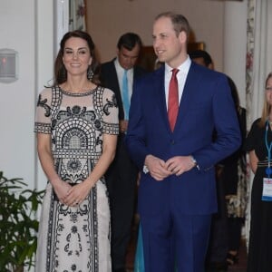 Kate Middleton, dans un ensemble Alice Temperley, avec le prince William à la résidence du haut commissaire britannique en Inde le 11 avril 2016 pour une réception en leur honneur et celui de la reine Elizabeth II, au deuxième jour de leur tournée royale en Inde.