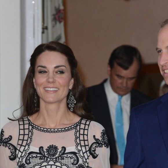 Kate Middleton, dans un ensemble Alice Temperley, avec le prince William à la résidence du haut commissaire britannique en Inde le 11 avril 2016 pour une réception en leur honneur et celui de la reine Elizabeth II, au deuxième jour de leur tournée royale en Inde.