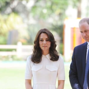 Le prince William, duc de Cambridge, et Kate Catherine Middleton, duchesse de Cambridge, visitent la maison Old Birla au musée Gandhi Smriti à New Delhi, avant d'aller se recueillir sur le mémorial de Mahatma Gandhi, à l'occasion de leur voyage en Inde. Le 11 avril 2016  11 April 2016. The Duke and Duchess of Cambridge touring the museum housed in Old Birla House Delhi and paying their respects at the place where Mahatma Gandhi was killed.11/04/2016 - New Delhi