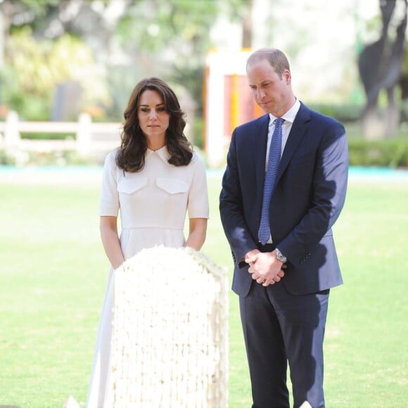 Le prince William, duc de Cambridge, et Kate Catherine Middleton, duchesse de Cambridge, visitent la maison Old Birla au musée Gandhi Smriti à New Delhi, avant d'aller se recueillir sur le mémorial de Mahatma Gandhi, à l'occasion de leur voyage en Inde. Le 11 avril 2016  11 April 2016. The Duke and Duchess of Cambridge touring the museum housed in Old Birla House Delhi and paying their respects at the place where Mahatma Gandhi was killed.11/04/2016 - New Delhi