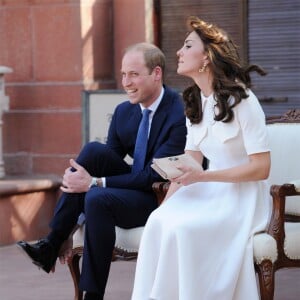 Le prince William, duc de Cambridge, et Kate Catherine Middleton, duchesse de Cambridge, visitent la maison Old Birla au musée Gandhi Smriti à New Delhi, avant d'aller se recueillir sur le mémorial de Mahatma Gandhi, à l'occasion de leur voyage en Inde. Le 11 avril 2016  11 April 2016. The Duke and Duchess of Cambridge touring the museum housed in Old Birla House Delhi and paying their respects at the place where Mahatma Gandhi was killed.11/04/2016 - New Delhi