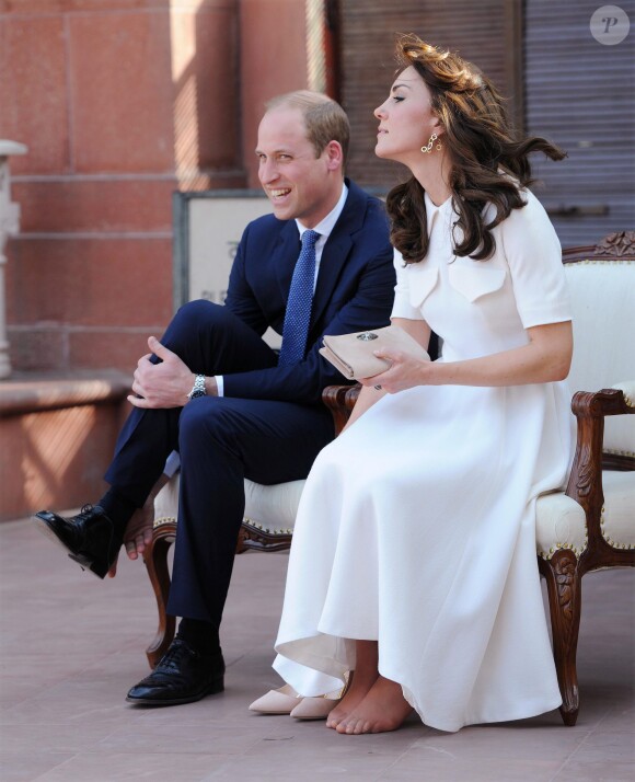 Le prince William, duc de Cambridge, et Kate Catherine Middleton, duchesse de Cambridge, visitent la maison Old Birla au musée Gandhi Smriti à New Delhi, avant d'aller se recueillir sur le mémorial de Mahatma Gandhi, à l'occasion de leur voyage en Inde. Le 11 avril 2016  11 April 2016. The Duke and Duchess of Cambridge touring the museum housed in Old Birla House Delhi and paying their respects at the place where Mahatma Gandhi was killed.11/04/2016 - New Delhi