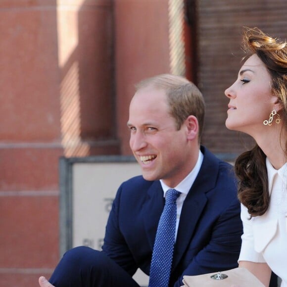 Le prince William, duc de Cambridge, et Kate Catherine Middleton, duchesse de Cambridge, visitent la maison Old Birla au musée Gandhi Smriti à New Delhi, avant d'aller se recueillir sur le mémorial de Mahatma Gandhi, à l'occasion de leur voyage en Inde. Le 11 avril 2016  11 April 2016. The Duke and Duchess of Cambridge touring the museum housed in Old Birla House Delhi and paying their respects at the place where Mahatma Gandhi was killed.11/04/2016 - New Delhi