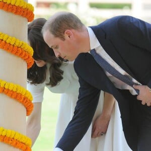 Le prince William, duc de Cambridge, et Kate Catherine Middleton, duchesse de Cambridge, visitent la maison Old Birla au musée Gandhi Smriti à New Delhi, avant d'aller se recueillir sur le mémorial de Mahatma Gandhi, à l'occasion de leur voyage en Inde. Le 11 avril 2016  11 April 2016. The Duke and Duchess of Cambridge touring the museum housed in Old Birla House Delhi and paying their respects at the place where Mahatma Gandhi was killed.11/04/2016 - New Delhi