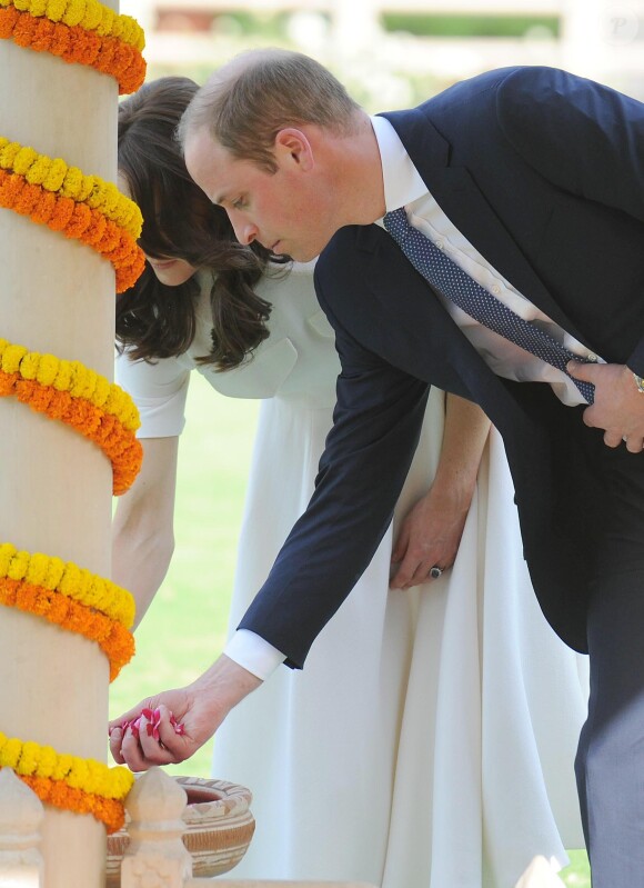Le prince William, duc de Cambridge, et Kate Catherine Middleton, duchesse de Cambridge, visitent la maison Old Birla au musée Gandhi Smriti à New Delhi, avant d'aller se recueillir sur le mémorial de Mahatma Gandhi, à l'occasion de leur voyage en Inde. Le 11 avril 2016  11 April 2016. The Duke and Duchess of Cambridge touring the museum housed in Old Birla House Delhi and paying their respects at the place where Mahatma Gandhi was killed.11/04/2016 - New Delhi