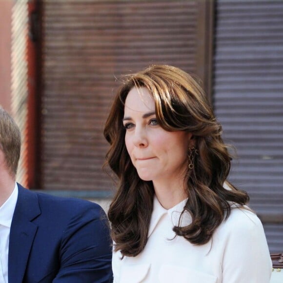 Le prince William, duc de Cambridge, et Kate Catherine Middleton, duchesse de Cambridge, visitent la maison Old Birla au musée Gandhi Smriti à New Delhi, avant d'aller se recueillir sur le mémorial de Mahatma Gandhi, à l'occasion de leur voyage en Inde. Le 11 avril 2016  11 April 2016. The Duke and Duchess of Cambridge touring the museum housed in Old Birla House Delhi and paying their respects at the place where Mahatma Gandhi was killed.11/04/2016 - New Delhi