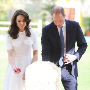 Le prince William, duc de Cambridge, et Kate Catherine Middleton, duchesse de Cambridge, visitent la maison Old Birla au musée Gandhi Smriti à New Delhi, avant d'aller se recueillir sur le mémorial de Mahatma Gandhi, à l'occasion de leur voyage en Inde. Le 11 avril 2016  11 April 2016. The Duke and Duchess of Cambridge touring the museum housed in Old Birla House Delhi and paying their respects at the place where Mahatma Gandhi was killed.11/04/2016 - New Delhi