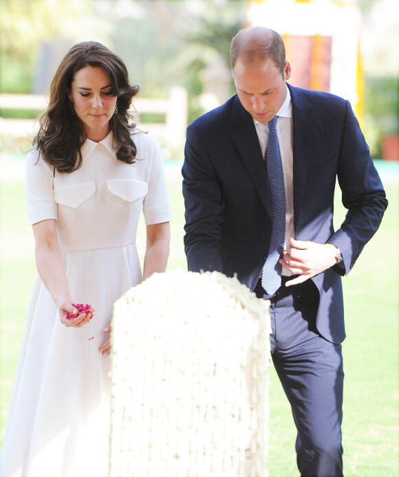 Le prince William, duc de Cambridge, et Kate Catherine Middleton, duchesse de Cambridge, visitent la maison Old Birla au musée Gandhi Smriti à New Delhi, avant d'aller se recueillir sur le mémorial de Mahatma Gandhi, à l'occasion de leur voyage en Inde. Le 11 avril 2016  11 April 2016. The Duke and Duchess of Cambridge touring the museum housed in Old Birla House Delhi and paying their respects at the place where Mahatma Gandhi was killed.11/04/2016 - New Delhi