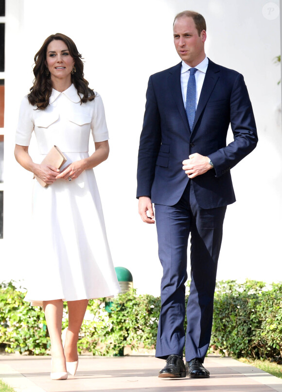 Le prince William, duc de Cambridge, et Kate Catherine Middleton, duchesse de Cambridge, visitent la maison Old Birla au musée Gandhi Smriti à New Delhi, avant d'aller se recueillir sur le mémorial de Mahatma Gandhi, à l'occasion de leur voyage en Inde. Le 11 avril 2016  11 April 2016. The Duke and Duchess of Cambridge touring the museum housed in Old Birla House Delhi and paying their respects at the place where Mahatma Gandhi was killed.11/04/2016 - New Delhi