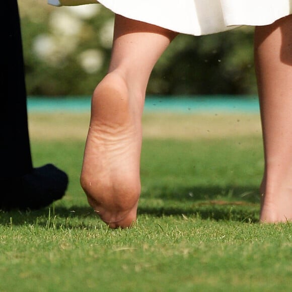 Kate Middleton et le prince William se sont déchaussés à Gandhi Smriti à New Delhi pour se recueillir sur le mémorial du Mahatma Gandhi, sur le lieu même de son assassinat en 1948, le 11 avril 2016 au deuxième jour de leur visite officielle en Inde.