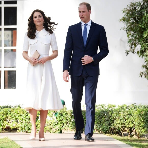 Le prince William, duc de Cambridge, et Kate Catherine Middleton, duchesse de Cambridge, visitent la maison Old Birla au musée Gandhi Smriti à New Delhi, avant d'aller se recueillir sur le mémorial de Mahatma Gandhi, à l'occasion de leur voyage en Inde. Le 11 avril 2016  11 April 2016. The Duke and Duchess of Cambridge touring the museum housed in Old Birla House Delhi and paying their respects at the place where Mahatma Gandhi was killed.11/04/2016 - New Delhi