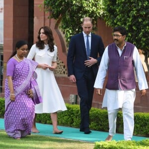 Le prince William, duc de Cambridge, et Kate Catherine Middleton, duchesse de Cambridge, visitent le musée Gandhi Smriti à New Delhi, avant d'aller se recueillir sur le mémorial de Mahatma Gandhi (pieds nus), à l'occasion de leur voyage en Inde. Le 11 avril 2016  The Duke and Duchess of Cambridge walk barefoot at Gandhi Smriti in New Dehli, India before paying their respects at the Mahatma Gandhi memorial, the place where Mahatma Gandhi's life ended on 30 January 1948, during day two of the royal tour to India and Bhutan.11/04/2016 - New Delhi