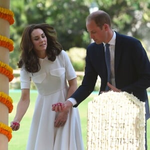 Le prince William, duc de Cambridge, et Kate Catherine Middleton, duchesse de Cambridge, visitent le musée Gandhi Smriti à New Delhi, avant d'aller se recueillir sur le mémorial de Mahatma Gandhi (pieds nus), à l'occasion de leur voyage en Inde. Le 11 avril 2016  The Duke and Duchess of Cambridge pay their respects at the Mahatma Gandhi memorial at Gandhi Smriti in New Dehli, India, the place where Mahatma Gandhi's life ended on 30 January 1948, during day two of the royal tour to India and Bhutan.11/04/2016 - New Delhi