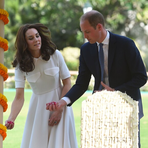 Le prince William, duc de Cambridge, et Kate Catherine Middleton, duchesse de Cambridge, visitent le musée Gandhi Smriti à New Delhi, avant d'aller se recueillir sur le mémorial de Mahatma Gandhi (pieds nus), à l'occasion de leur voyage en Inde. Le 11 avril 2016  The Duke and Duchess of Cambridge pay their respects at the Mahatma Gandhi memorial at Gandhi Smriti in New Dehli, India, the place where Mahatma Gandhi's life ended on 30 January 1948, during day two of the royal tour to India and Bhutan.11/04/2016 - New Delhi