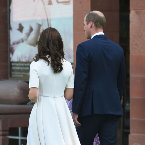 Le prince William, duc de Cambridge, et Kate Catherine Middleton, duchesse de Cambridge, visitent le musée Gandhi Smriti à New Delhi, avant d'aller se recueillir sur le mémorial de Mahatma Gandhi (pieds nus), à l'occasion de leur voyage en Inde. Le 11 avril 2016  The Duke and Duchess of Cambridge walk barefoot at Gandhi Smriti in New Dehli, India after paying their respects at the Mahatma Gandhi memorial, the place where Mahatma Gandhi's life ended on 30 January 1948, during day two of the royal tour to India and Bhutan.11/04/2016 - New Delhi