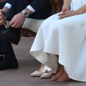 Le prince William, duc de Cambridge, et Kate Catherine Middleton, duchesse de Cambridge, visitent le musée Gandhi Smriti à New Delhi, avant d'aller se recueillir sur le mémorial de Mahatma Gandhi (pieds nus), à l'occasion de leur voyage en Inde. Le 11 avril 2016  The Duke and Duchess of Cambridge remove their shoes at Gandhi Smriti in New Dehli, India before paying their respects at the Mahatma Gandhi memorial, the place where Mahatma Gandhi's life ended on 30 January 1948, during day two of the royal tour to India and Bhutan.11/04/2016 - New Delhi