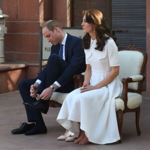 Kate Middleton et le prince William se sont déchaussés à Gandhi Smriti à New Delhi pour se recueillir sur le mémorial du Mahatma Gandhi, sur le lieu même de son assassinat en 1948, le 11 avril 2016 au deuxième jour de leur visite officielle en Inde.