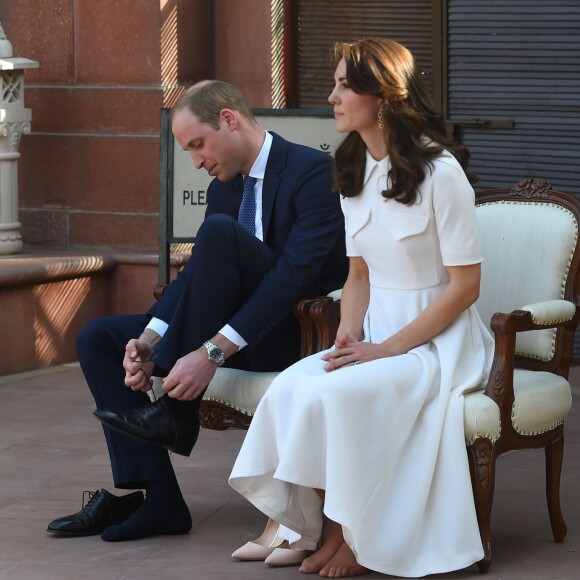 Kate Middleton et le prince William se sont déchaussés à Gandhi Smriti à New Delhi pour se recueillir sur le mémorial du Mahatma Gandhi, sur le lieu même de son assassinat en 1948, le 11 avril 2016 au deuxième jour de leur visite officielle en Inde.