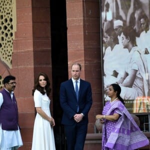 Le prince William, duc de Cambridge, et Kate Catherine Middleton, duchesse de Cambridge, visitent le musée Gandhi Smriti à New Delhi, avant d'aller se recueillir sur le mémorial de Mahatma Gandhi (pieds nus), à l'occasion de leur voyage en Inde. Le 11 avril 2016  11 April 2016. The Duke and Duchess of Cambridge at Gandhi Smriti in Delhi, India11/04/2016 - New Delhi