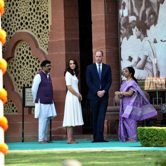 Le prince William, duc de Cambridge, et Kate Catherine Middleton, duchesse de Cambridge, visitent le musée Gandhi Smriti à New Delhi, avant d'aller se recueillir sur le mémorial de Mahatma Gandhi (pieds nus), à l'occasion de leur voyage en Inde. Le 11 avril 2016  11 April 2016. The Duke and Duchess of Cambridge at Gandhi Smriti in Delhi, India11/04/2016 - New Delhi