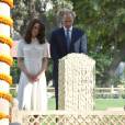 Le prince William, duc de Cambridge, et Kate Catherine Middleton, duchesse de Cambridge, visitent le musée Gandhi Smriti à New Delhi, avant d'aller se recueillir sur le mémorial de Mahatma Gandhi (pieds nus), à l'occasion de leur voyage en Inde. Le 11 avril 2016  11 April 2016. The Duke and Duchess of Cambridge at Gandhi Smriti in Delhi, India11/04/2016 - New Delhi