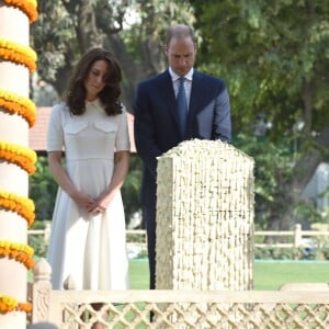 Le prince William, duc de Cambridge, et Kate Catherine Middleton, duchesse de Cambridge, visitent le musée Gandhi Smriti à New Delhi, avant d'aller se recueillir sur le mémorial de Mahatma Gandhi (pieds nus), à l'occasion de leur voyage en Inde. Le 11 avril 2016  11 April 2016. The Duke and Duchess of Cambridge at Gandhi Smriti in Delhi, India11/04/2016 - New Delhi