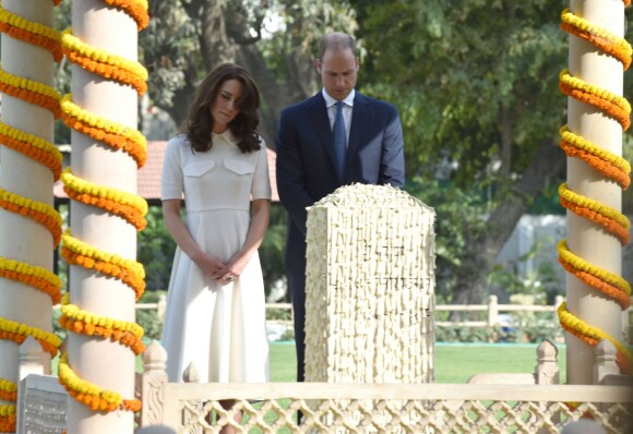 Le prince William, duc de Cambridge, et Kate Catherine Middleton, duchesse de Cambridge, visitent le musée Gandhi Smriti à New Delhi, avant d'aller se recueillir sur le mémorial de Mahatma Gandhi (pieds nus), à l'occasion de leur voyage en Inde. Le 11 avril 2016  11 April 2016. The Duke and Duchess of Cambridge at Gandhi Smriti in Delhi, India11/04/2016 - New Delhi