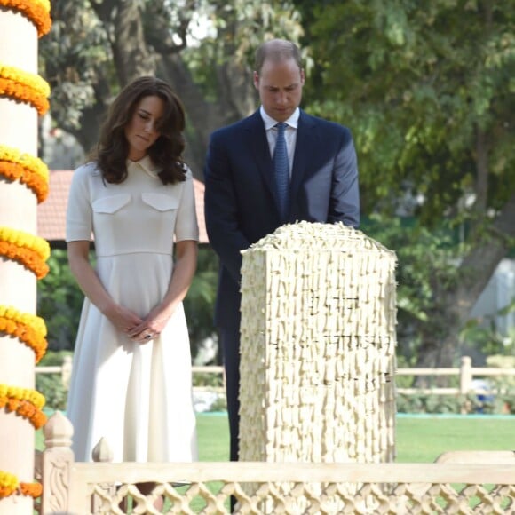 Le prince William, duc de Cambridge, et Kate Catherine Middleton, duchesse de Cambridge, visitent le musée Gandhi Smriti à New Delhi, avant d'aller se recueillir sur le mémorial de Mahatma Gandhi (pieds nus), à l'occasion de leur voyage en Inde. Le 11 avril 2016  11 April 2016. The Duke and Duchess of Cambridge at Gandhi Smriti in Delhi, India11/04/2016 - New Delhi