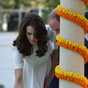 Le prince William, duc de Cambridge, et Kate Catherine Middleton, duchesse de Cambridge, visitent le musée Gandhi Smriti à New Delhi, avant d'aller se recueillir sur le mémorial de Mahatma Gandhi (pieds nus), à l'occasion de leur voyage en Inde. Le 11 avril 2016  11 April 2016. The Duke and Duchess of Cambridge at Gandhi Smriti in Delhi, India11/04/2016 - New Delhi