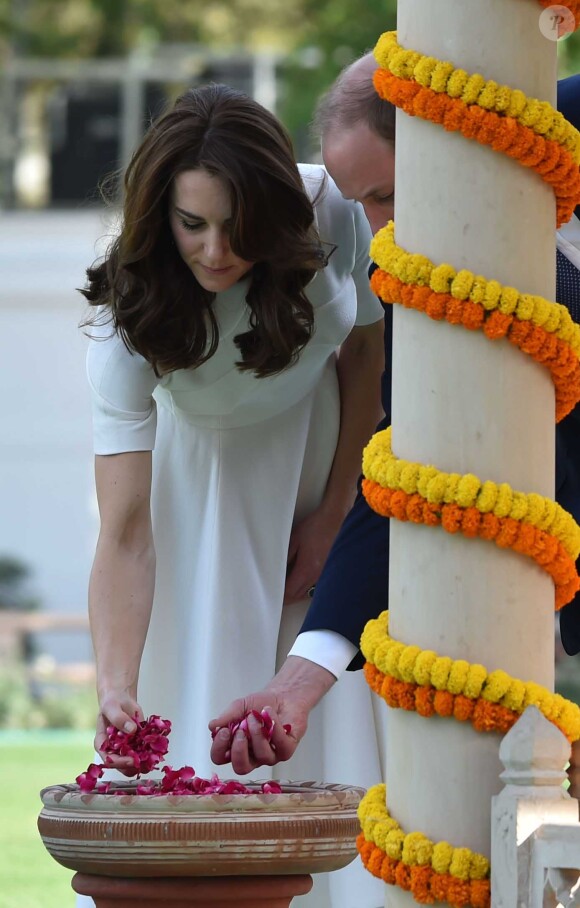 Le prince William, duc de Cambridge, et Kate Catherine Middleton, duchesse de Cambridge, visitent le musée Gandhi Smriti à New Delhi, avant d'aller se recueillir sur le mémorial de Mahatma Gandhi (pieds nus), à l'occasion de leur voyage en Inde. Le 11 avril 2016  11 April 2016. The Duke and Duchess of Cambridge at Gandhi Smriti in Delhi, India11/04/2016 - New Delhi