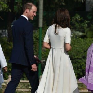 Le prince William, duc de Cambridge, et Kate Catherine Middleton, duchesse de Cambridge, visitent le musée Gandhi Smriti à New Delhi, avant d'aller se recueillir sur le mémorial de Mahatma Gandhi (pieds nus), à l'occasion de leur voyage en Inde. Le 11 avril 2016  11 April 2016. The Duke and Duchess of Cambridge at Gandhi Smriti in Delhi, India11/04/2016 - New Delhi