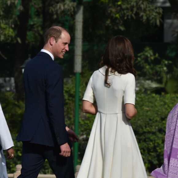 Le prince William, duc de Cambridge, et Kate Catherine Middleton, duchesse de Cambridge, visitent le musée Gandhi Smriti à New Delhi, avant d'aller se recueillir sur le mémorial de Mahatma Gandhi (pieds nus), à l'occasion de leur voyage en Inde. Le 11 avril 2016  11 April 2016. The Duke and Duchess of Cambridge at Gandhi Smriti in Delhi, India11/04/2016 - New Delhi