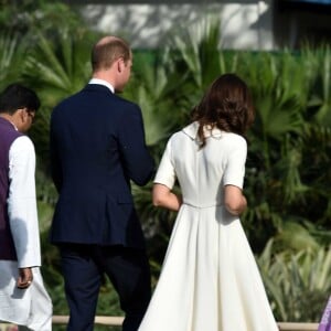 Kate Middleton et le prince William se sont déchaussés à Gandhi Smriti à New Delhi pour se recueillir sur le mémorial du Mahatma Gandhi, sur le lieu même de son assassinat en 1948, le 11 avril 2016 au deuxième jour de leur visite officielle en Inde.