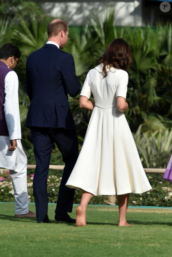 Kate Middleton et le prince William se sont déchaussés à Gandhi Smriti à New Delhi pour se recueillir sur le mémorial du Mahatma Gandhi, sur le lieu même de son assassinat en 1948, le 11 avril 2016 au deuxième jour de leur visite officielle en Inde.